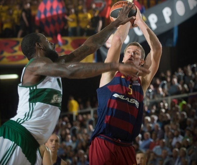 Justin Doellman lanza a canasta ante un rival del Pao