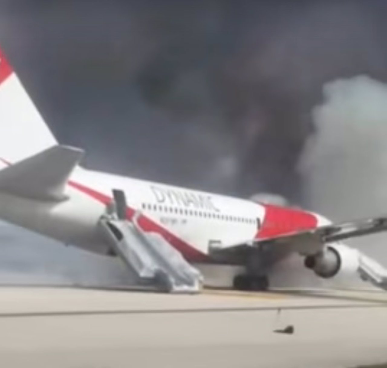 Avião de passageiros é evacuado no aeroporto da Flórida após incendiar-se