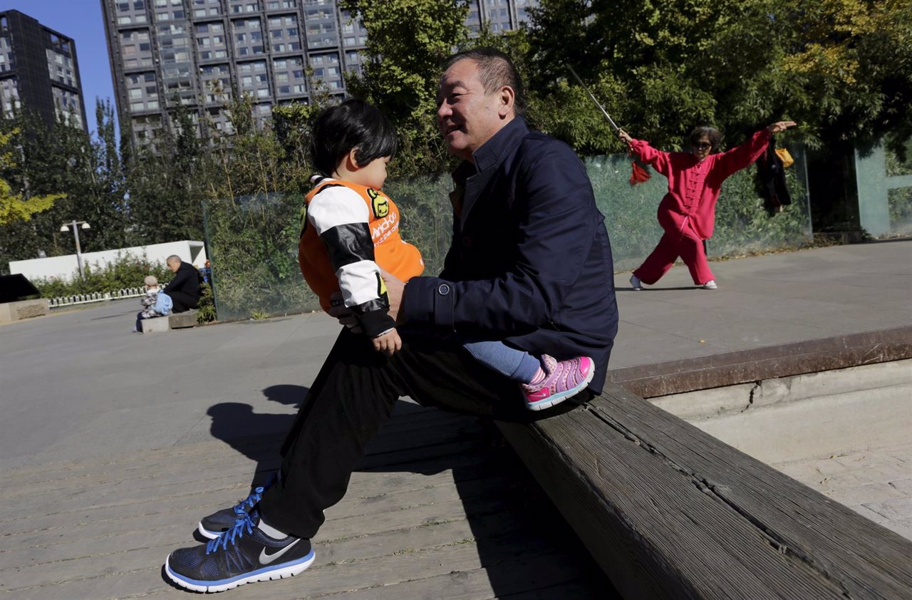 Un chino con su hijo en China