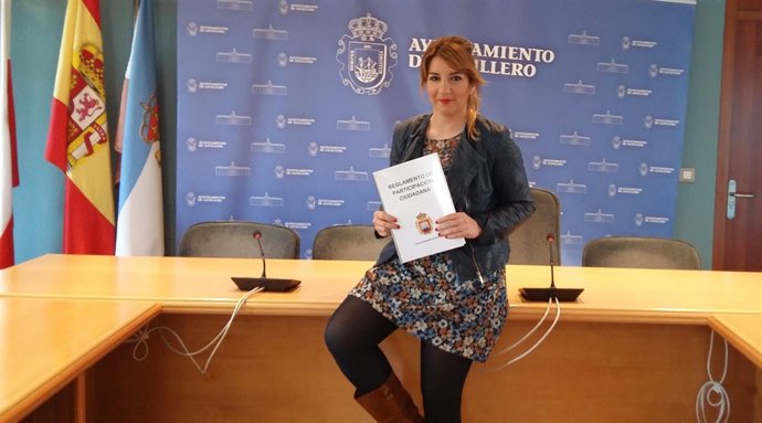 La concejala con el reglamento de participación