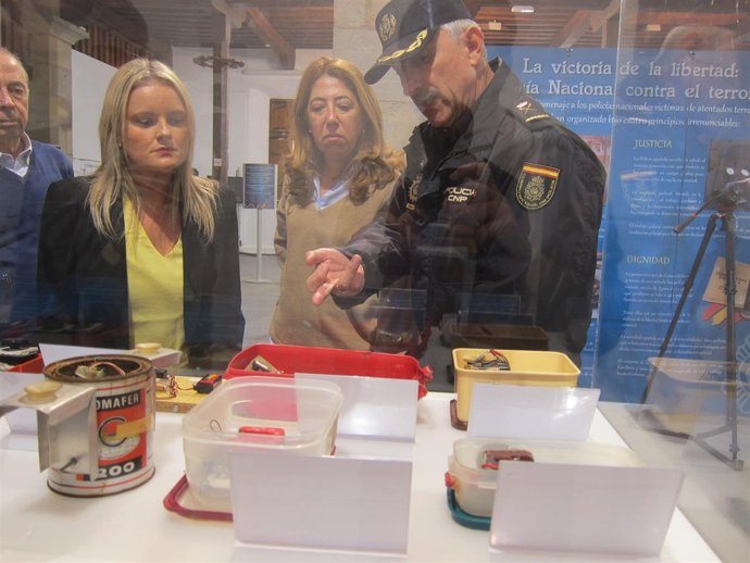 Carmen Alba y Mari Mar Blanco en la exposición de la Policía Nacional