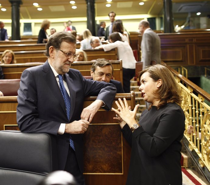 Mariano Rajoy y Soraya Sáenz de Santamaría, con Rafael Hernando detrás