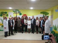 Aquilino Alonso visita en el Materno-Infantil el proyecto pictórico Colores para alegrarte