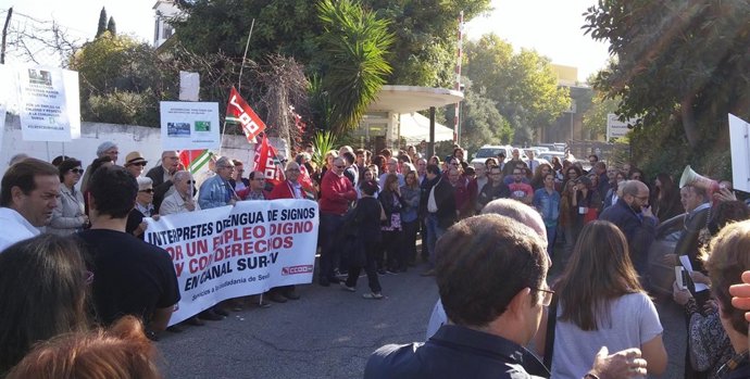 Seguimiiento del 100% en la huelga de intérpretes de lengua de signos