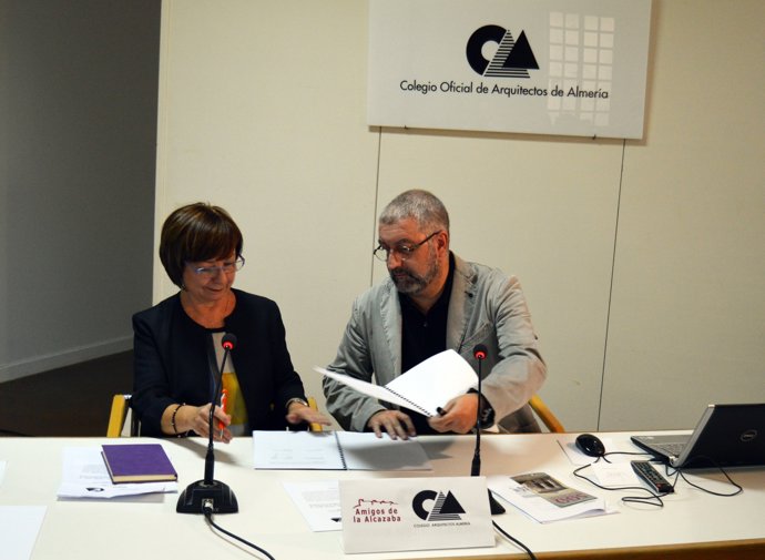 Firma del convenio entre Amigos de La Alcazaba y el Colegio de Arquitectos