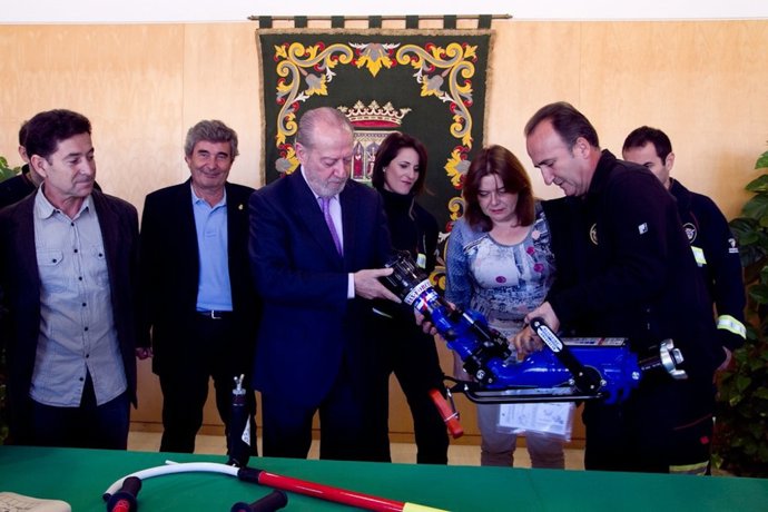 Presentación de material a Bomberos en la Diputación de Sevilla