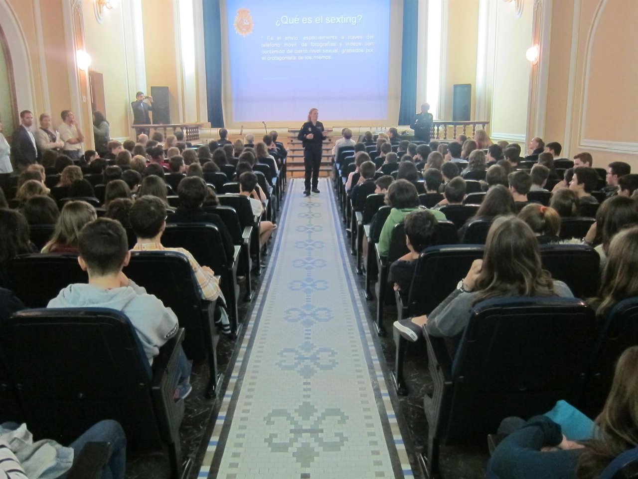 Una agente de Policía da una charla sobre los riesgos de internet