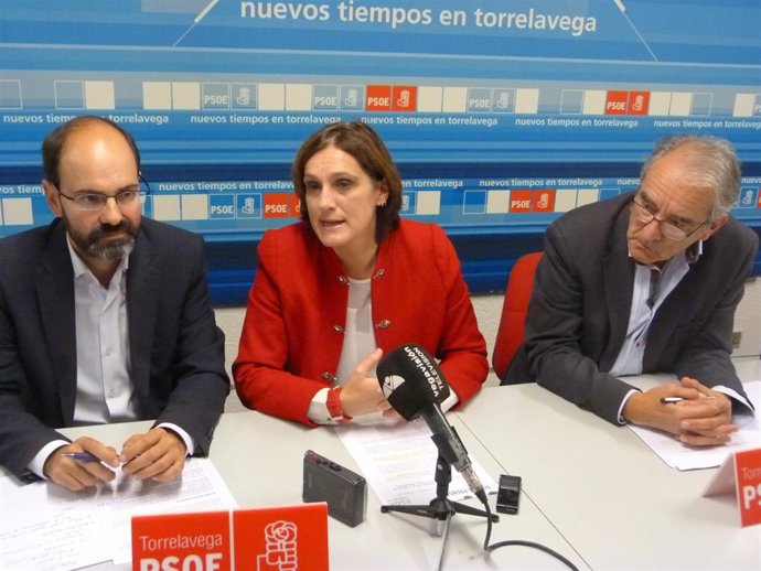 Ruiz Salmón con Urraca y Peña en el PSOE de Torrelavega
