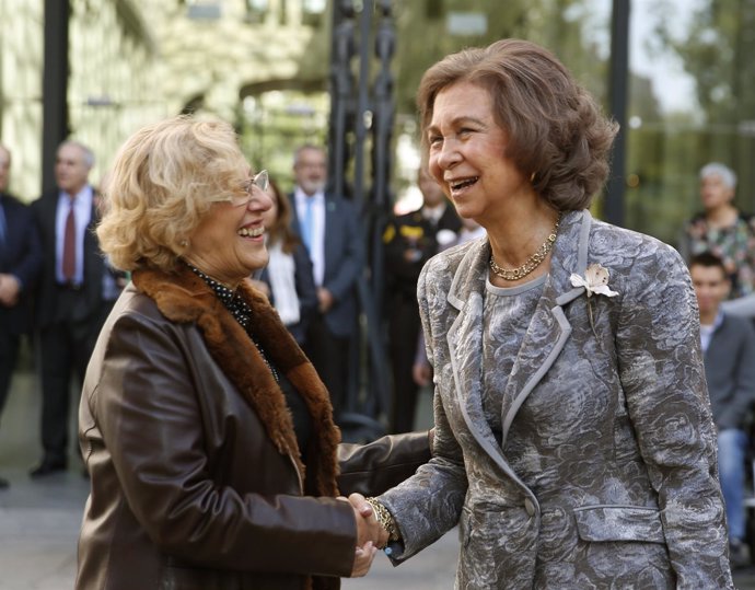 La reina Sofía saluda a la alcaldesa de Madrid, Manuela Carmena