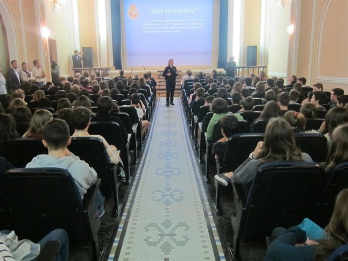 Una agente de Policía da una charla sobre los riesgos de internet