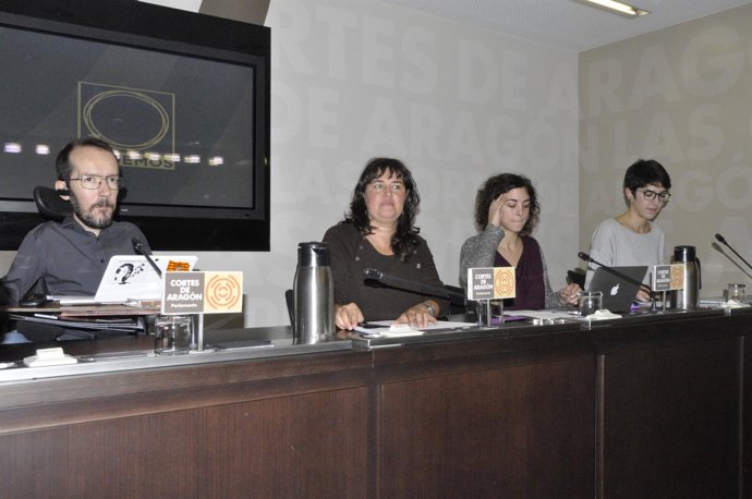 Echenique, junto a otros diputados de Podemos