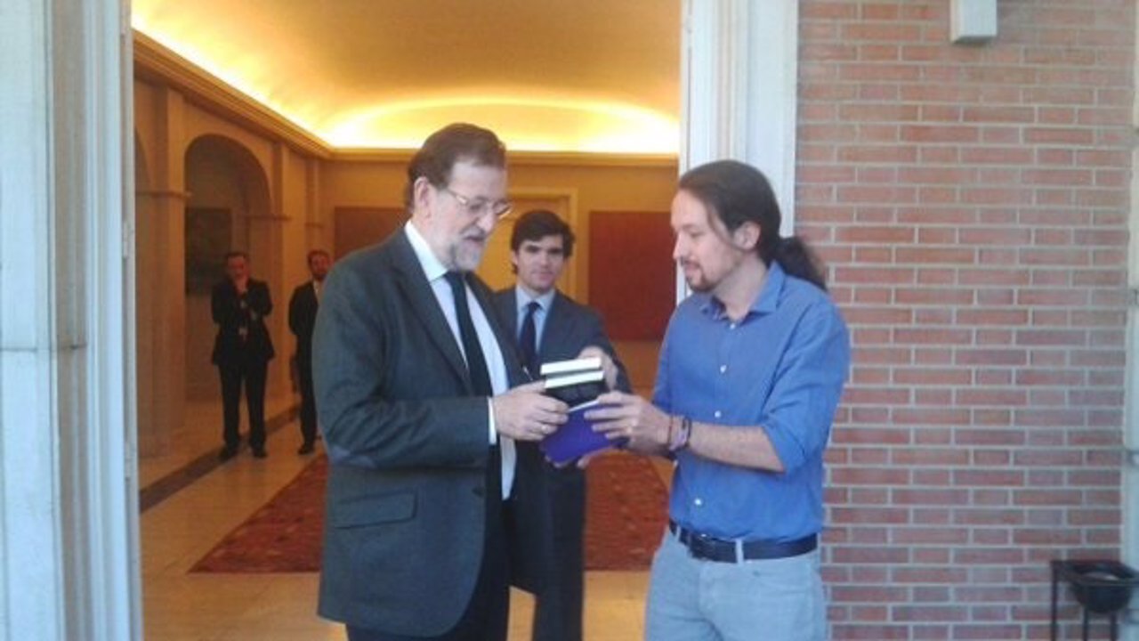 Pablo Iglesias le regala el libro Juan de Mairena de Antonio Machado a Rajoy