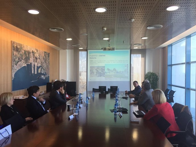 El ministro de Transportes de Chile visita los puertos de Barcelona y Tarragona