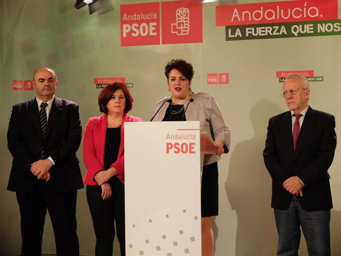 La secretaria general del PSOE con parte de los miembros de la cúpula.