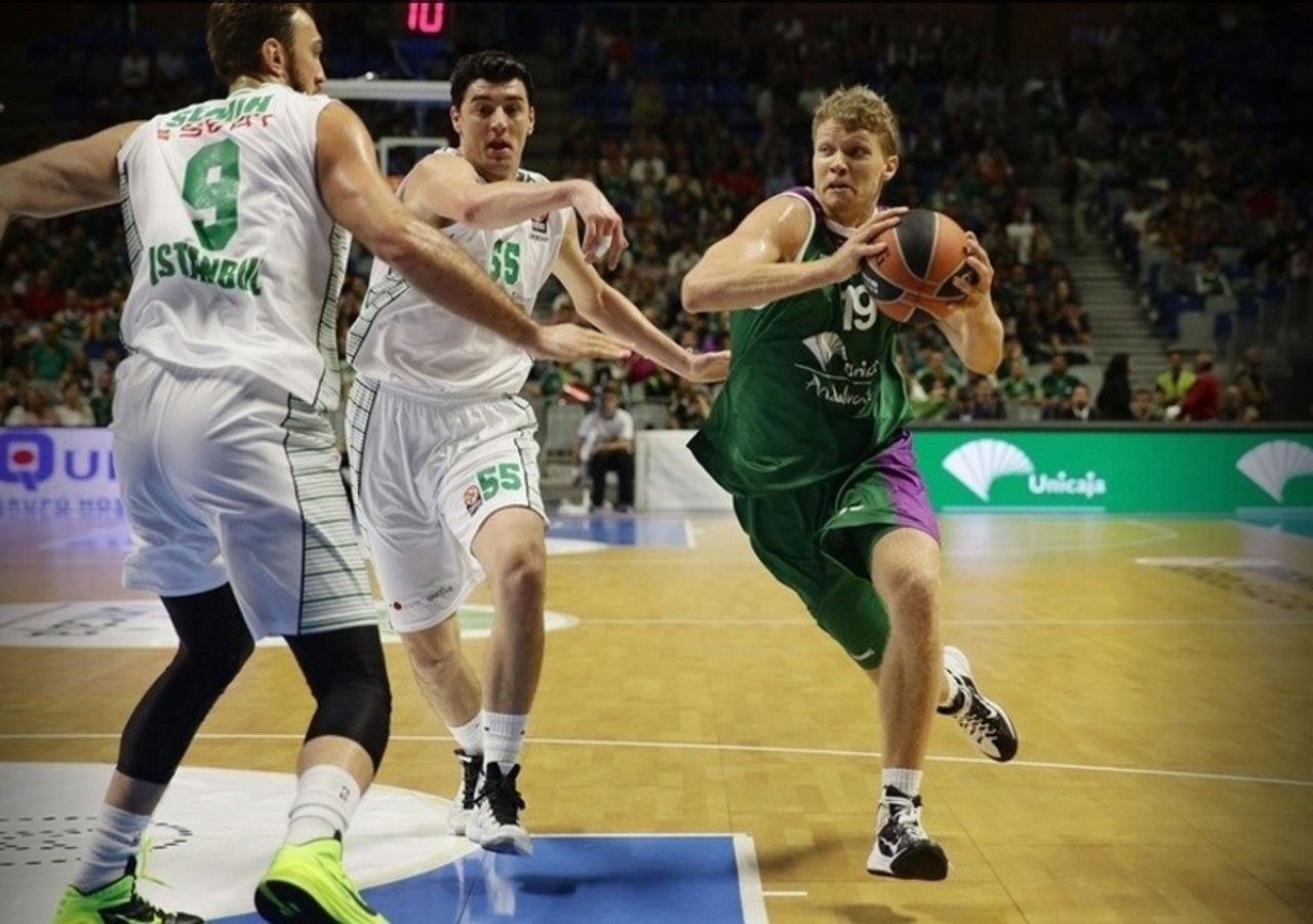 El jugador de Unicaja Mindaugas Kuzminskas