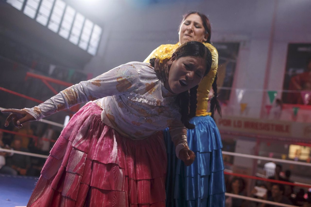 Cholitas bolivianas Martha la Alteña y Ángela la Simpática en el combate