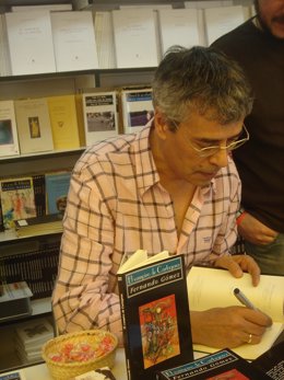 El escritor Fernando Gómez firma ejemplares de su libro