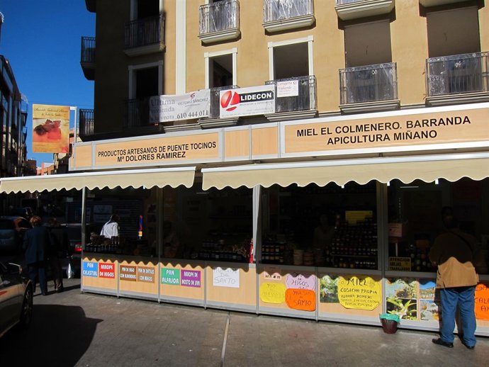Imagen de los puestos de venta de arrope y calabazate en la plaza de San Pedro