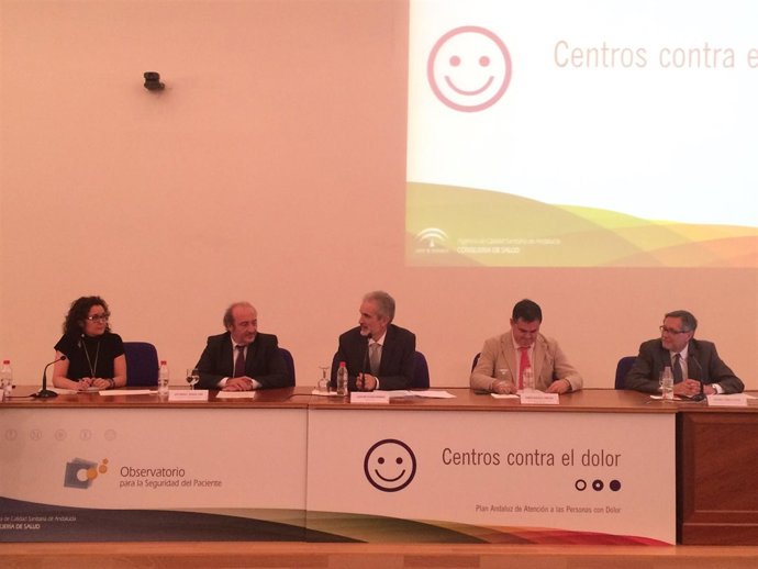 Entrega de distintivos de centros sanitarios contra el dolor