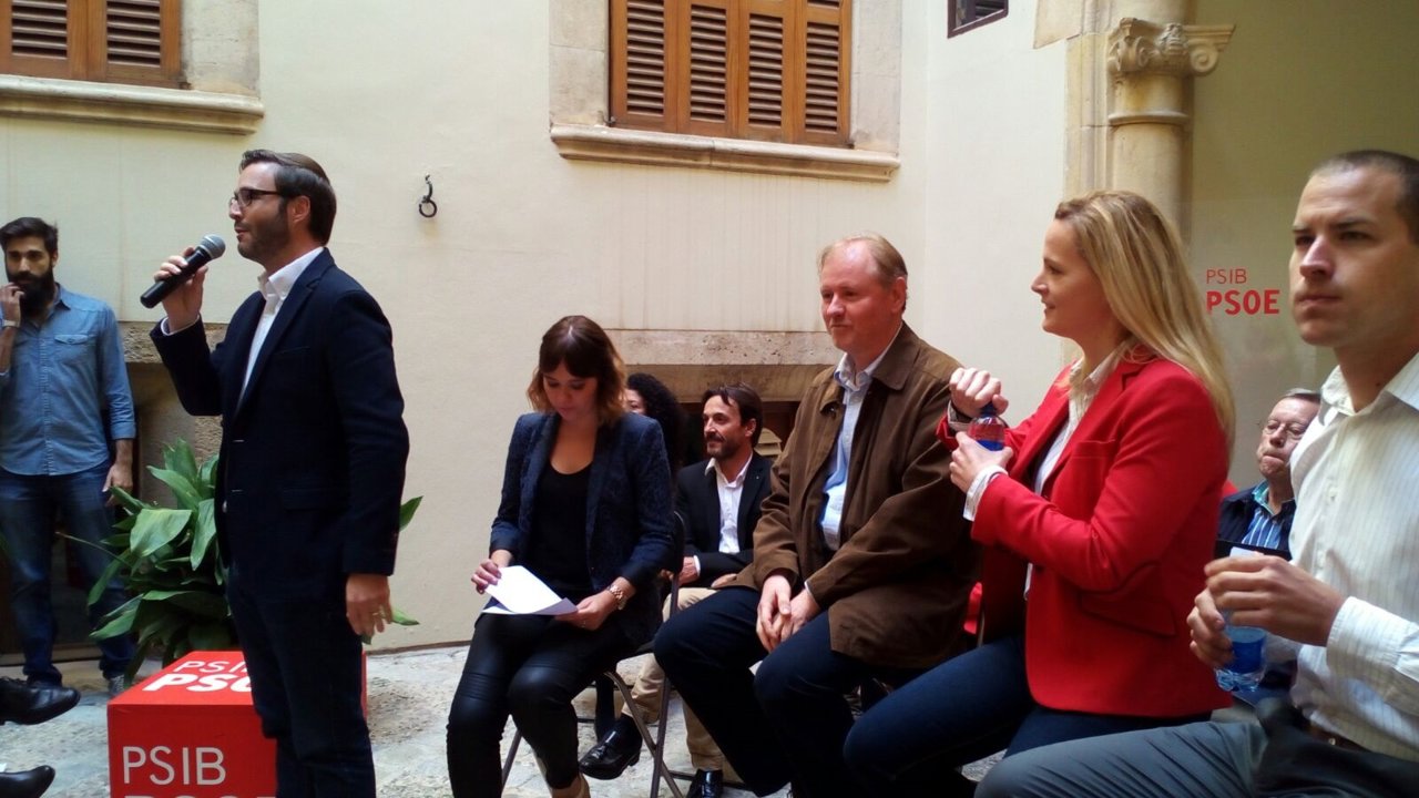 El alcalde de Palma, José Hila, la número 6 del PSOE por Madrid, Zaida Cantera,