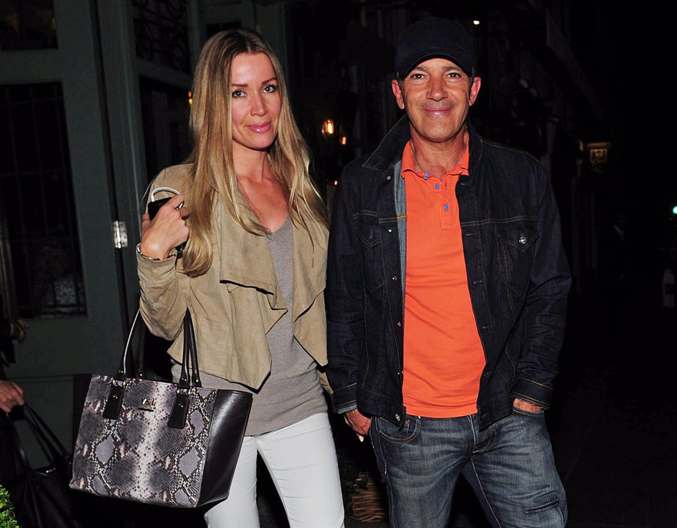 ANTONIO BANDERAS Y NICOLE KIMPEL PASEANDO POR LONDRES