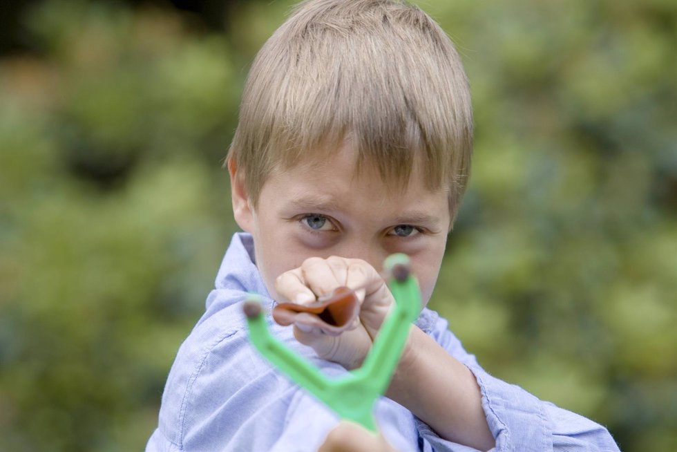 Niño con un tirachinas 