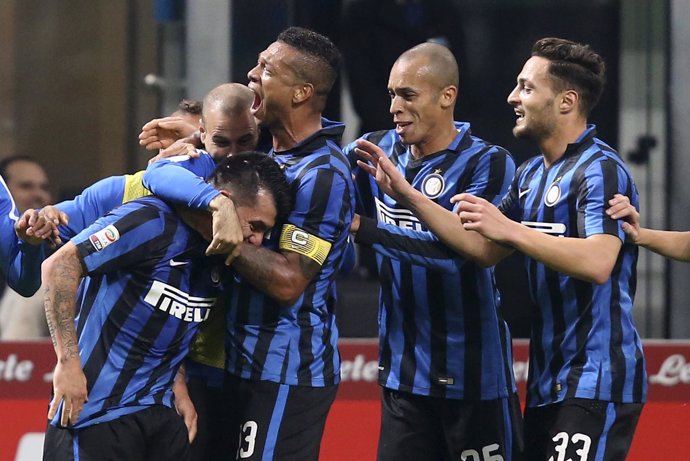 El Inter de Milán celebra un gol de Medel