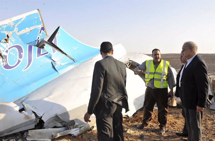 El primer ministro egipcio junto a los restos del avión estrellado en el Sinaí