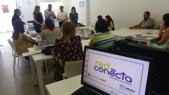 Red Conecta Arrabal Mayores Apptivados para que sepan utilizar smartphones