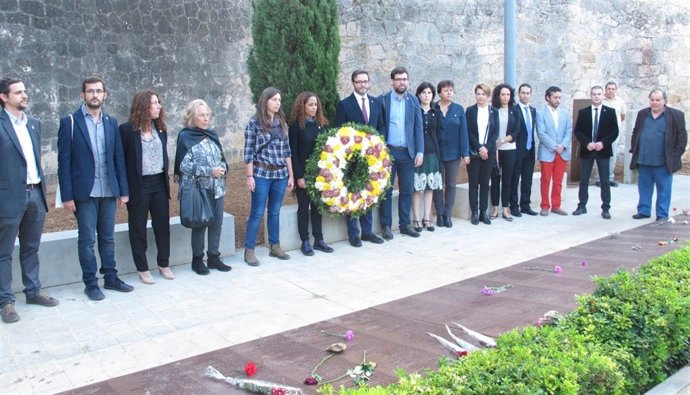 Visita del Ayuntamiento al cementerio