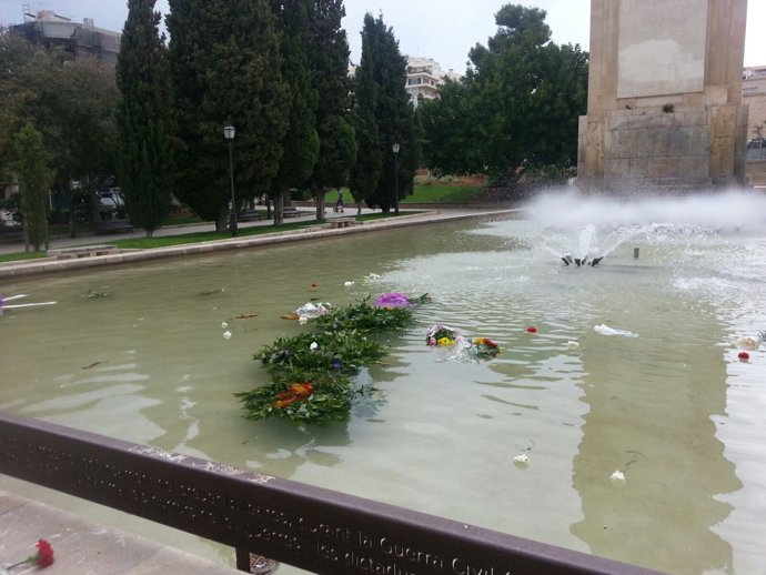 Ofrenda floral en el monolito de Sa Feixina, estropeada