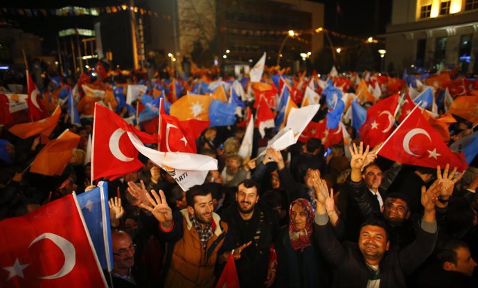 Erdogan gana las elecciones noviembre 2015 fiesta AKP