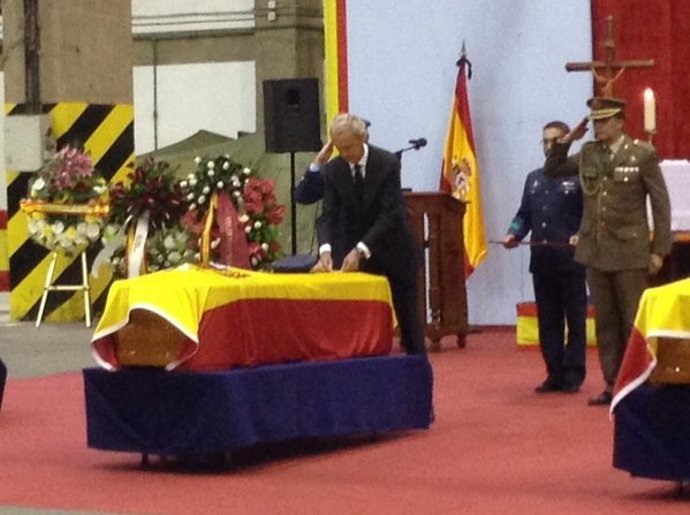 Morenés impone la cruz al mérito aeronáutico con distintivo amarillo