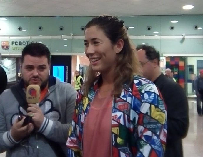 Garbiñe Muguruza en el aeropuerto de Barcelona