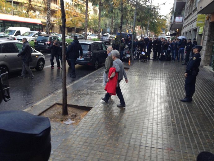 Jordi Pujol y Marta Ferrusola salen de su casa