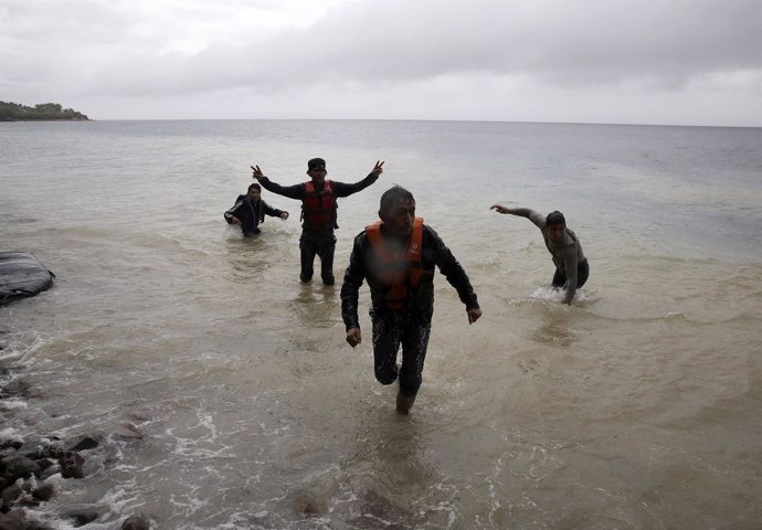 Refugiados afganos llegan a la isla de Lesbos