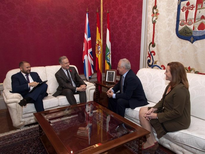 Embajador del Reino Unido con Ceniceros y Arregui