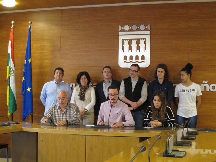Participantes en la presentación de la moción