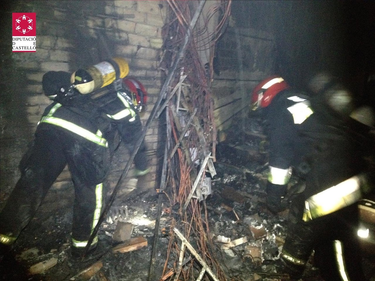 Bomberos actuando en el incendio de Vila-real