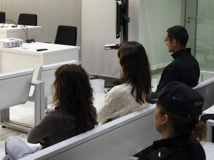 JUICIO A TRES ETARRAS POR ATENTADO COMETIDO CONTRA UNA OFICIAN DEL INEM EN BILBA