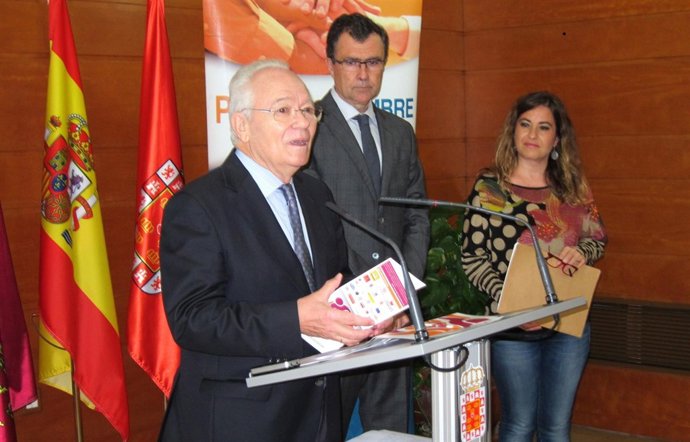 Presentación Memoria Anual Proyecto Hombre con el alcalde de Murcia