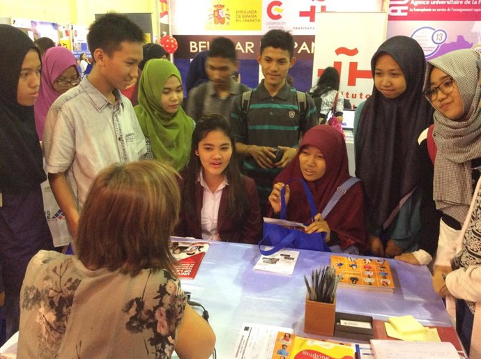 La UR presente en una feria en Yakarta