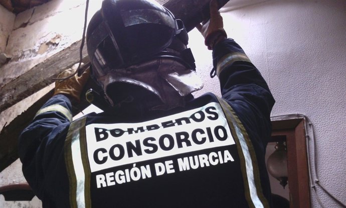 Bomberos del CEIS intervienen en una vivienda de Águilas
