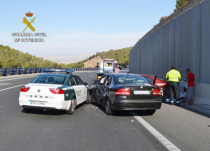 Accidente de tráfico y choque contra vehículo de la Guardia Civil