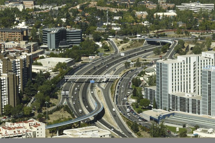 Edificios de Madrid desde el aire, tráfico, coches, circulación, seguridad vial