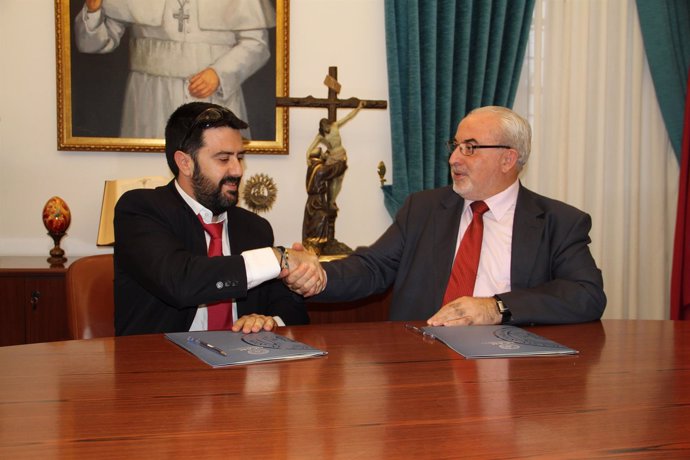 Mauri y Mendoza se estrechan la mano tras firmar el acuerdo