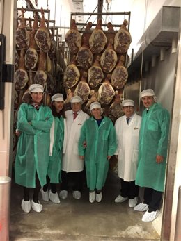 La consejera, tercera por la derecha, junto al presidente de ElPozo Alimentación