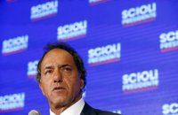 Scioli pide a los argentinos que "no tomen riesgos" con Macri