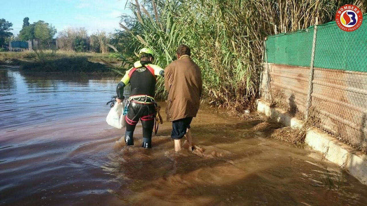 Uno de los varones rescatados en la desembocadura del río Palancia