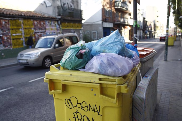 Cubos y bolsas de basura en Madrid, limpieza, suciedad, sucio